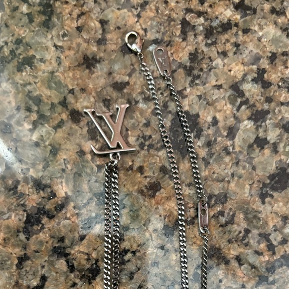 LOUIS VUITTON Adjustable Collier LV
Upside Down Necklace M62683 - Picture 10 of 10